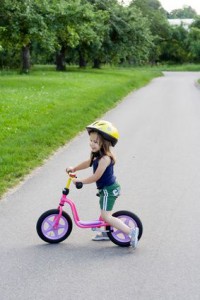 Как научить ребенка ездить на велосипеде.
